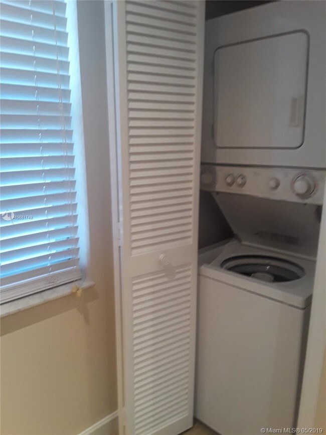 Building Photo - 3499 Oaks Way