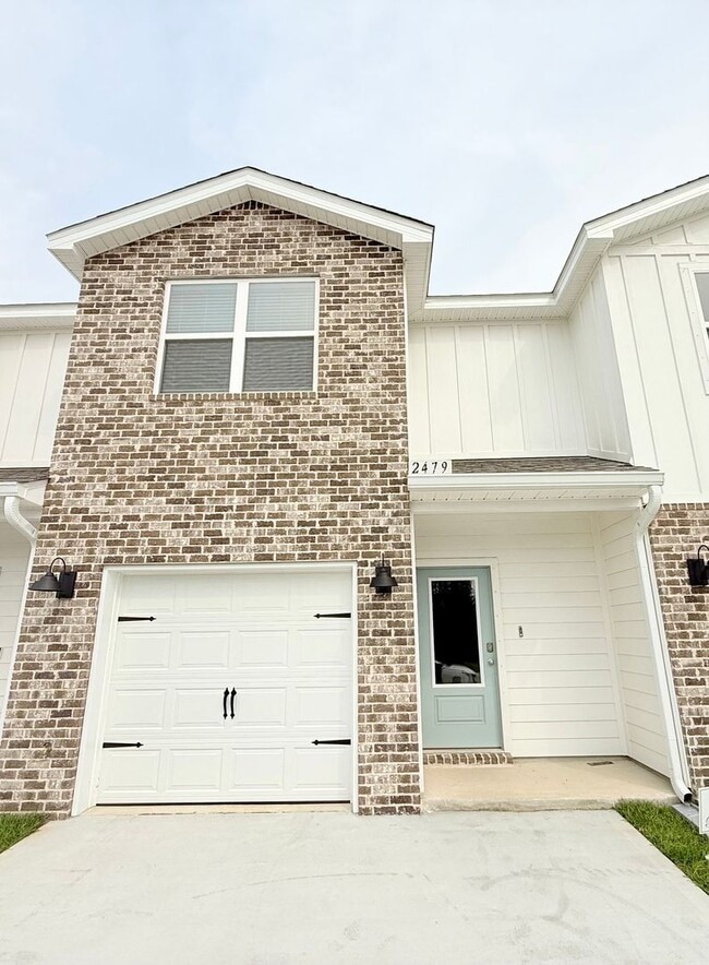 Building Photo - Coastal Townhome - Close To Beaches