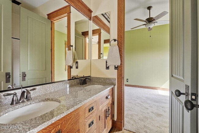 Building Photo - 3123 E Cat Balue Dr