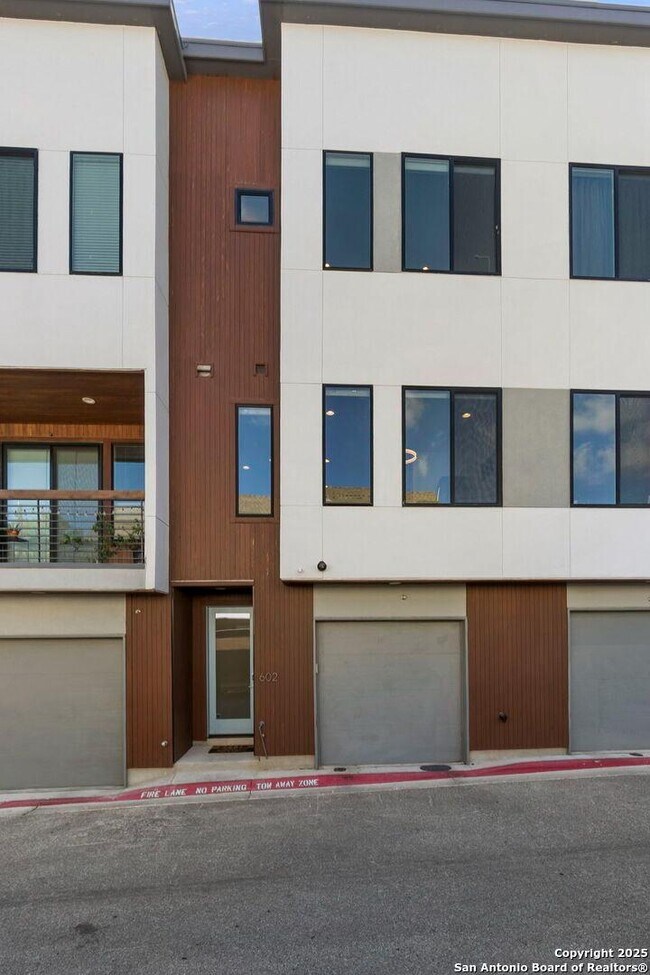 Building Photo - 102 Tendick St