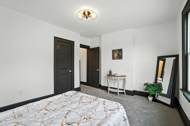 Building Photo - 887-889-889 E Livingston Ave