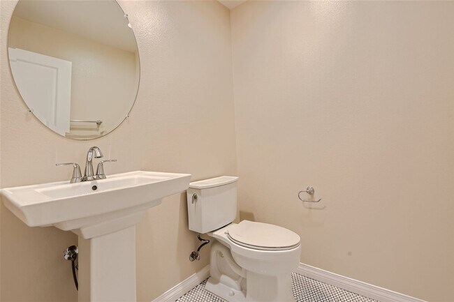 Building Photo - Don't miss out on this 4 Bedroom/ 4.5 Bath...