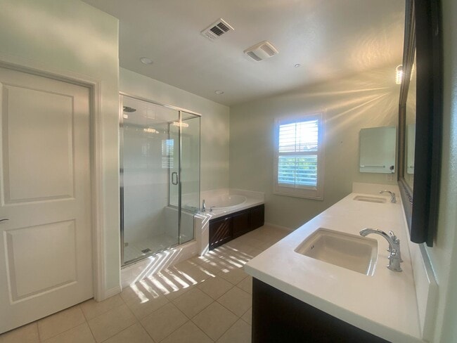 Building Photo - Move-in Ready Townhome in Parklike Community