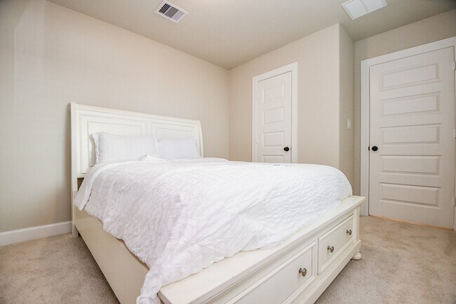 Building Photo - 2033 Millbridge Spring Ln