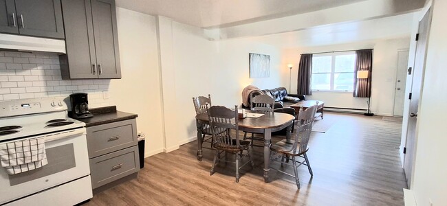 Building Photo - Newly Redone 2 Bed/1 Bath Apartment in Eli...