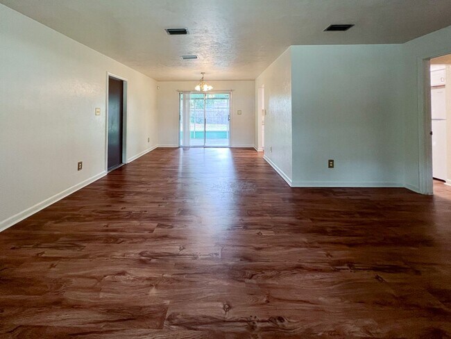 Building Photo - 3BR/2BA House in Northwood Pines - availab...