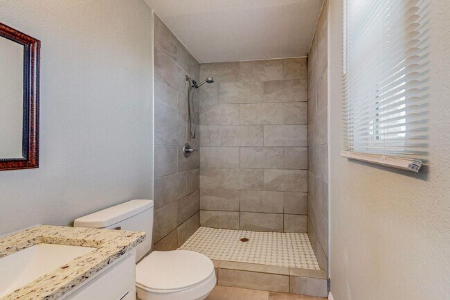 Building Photo - NE Mid-Century Modern 3 Badroom 1.5 Bath with garage