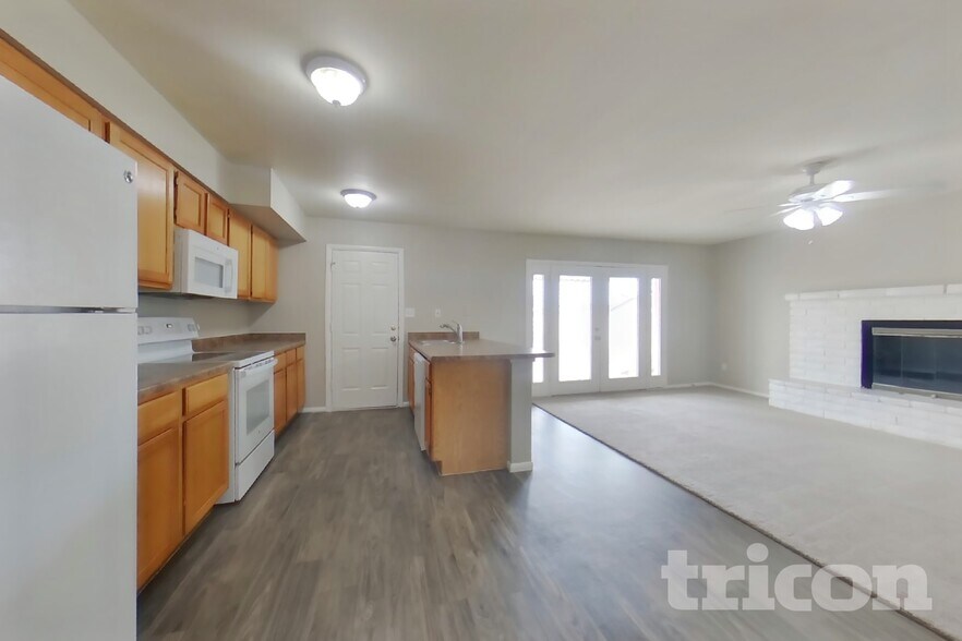 Building Photo - 3849 W Poinsettia Dr