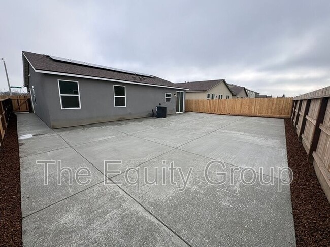 Building Photo - 2405 N Fontana St