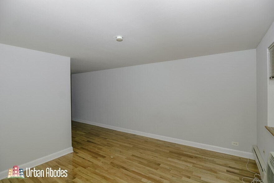 Building Photo - 648 W Wrightwood Ave