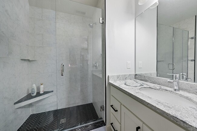 Building Photo - 1436 Indianola Ave