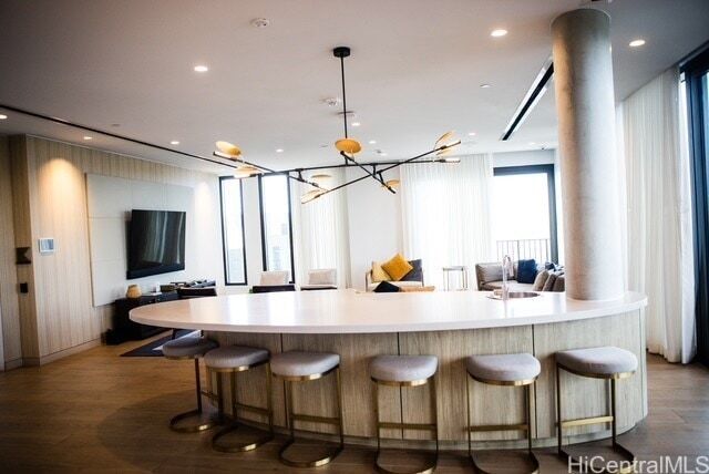 Building Photo - 987 Queen St