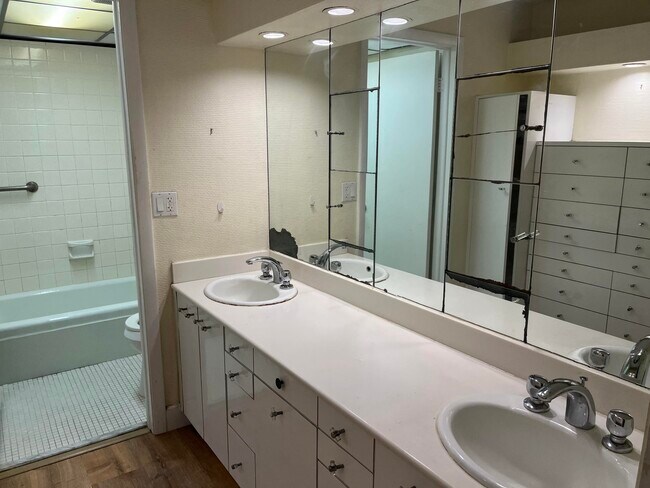 Building Photo - 3760 Inverrary Dr