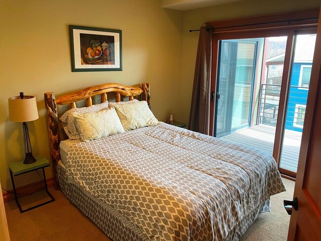 Building Photo - 2 bedroom Whitefish Condo with views and walking distance to City Beach!