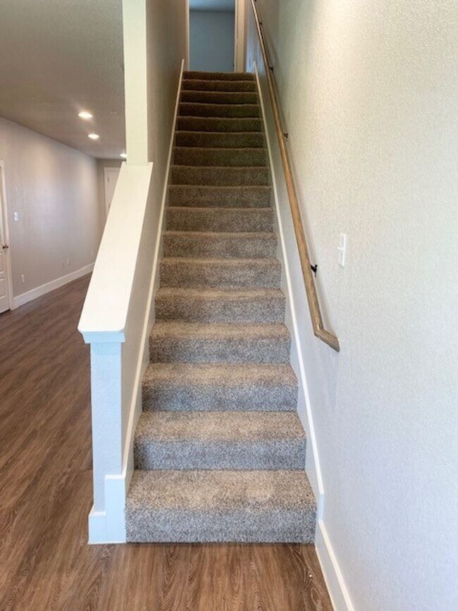 Building Photo - Large Townhome on corner lot