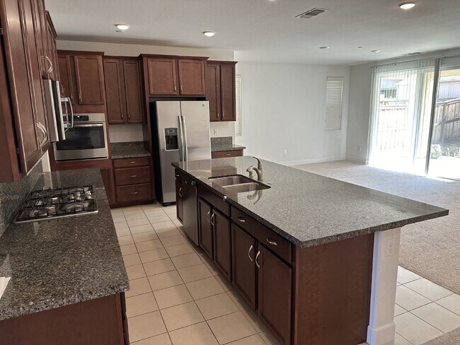 Building Photo - Beautiful 4 Bed, 3 Bath Home in Perfect Tracy Location