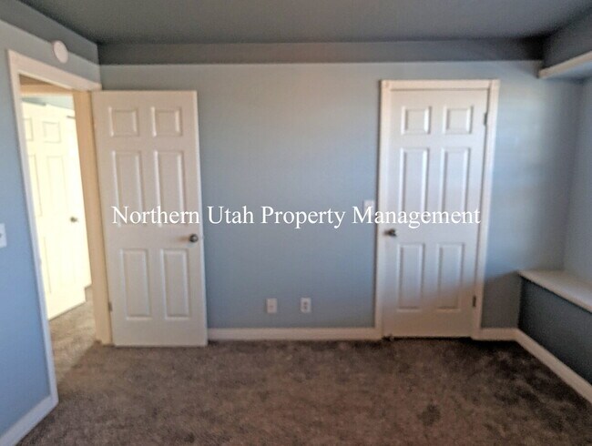 Building Photo - 2 Bed 1 Bath with AC