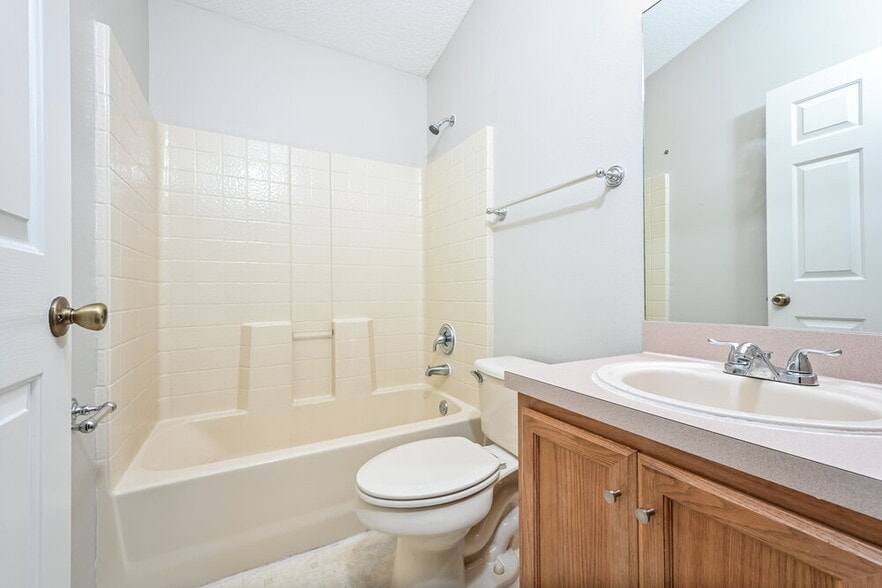 Building Photo - 1323 Hillview Dr