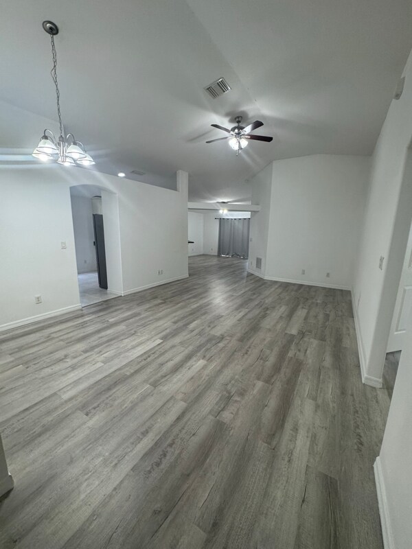 Building Photo - 833 Greenleaf Cir