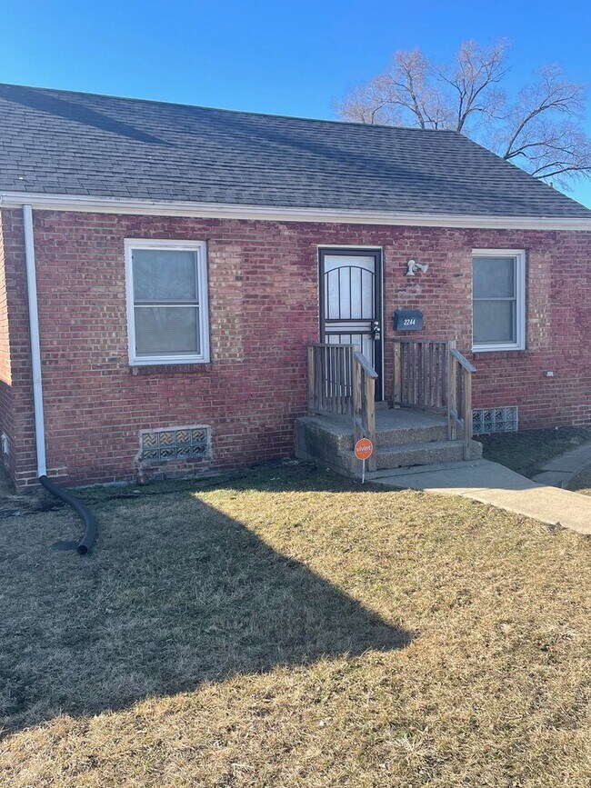 Building Photo - Brick Home with 2 Bathrooms