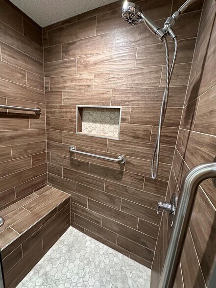 Building Photo - 4230 Green Meadow Dr