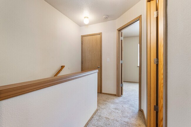 Building Photo - Spacious 2-Bedroom Townhome in SE Portland