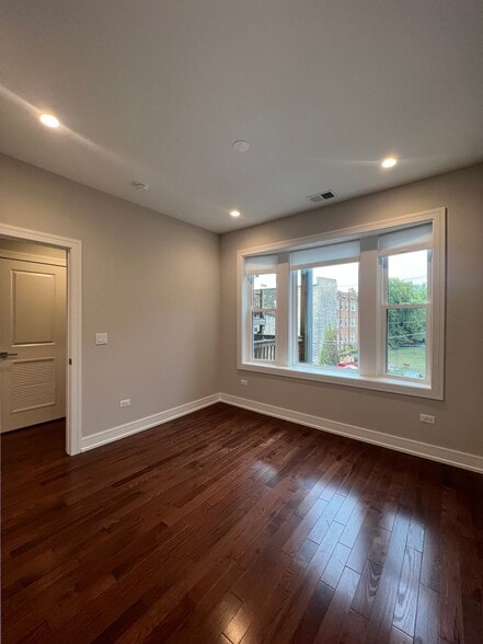 Building Photo - 4636 N Malden St