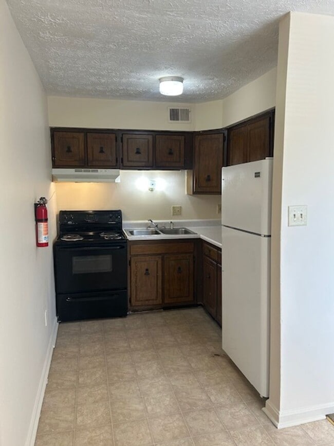 Building Photo - Winburn 2 Bedroom Apartment on 3rd Level  ...