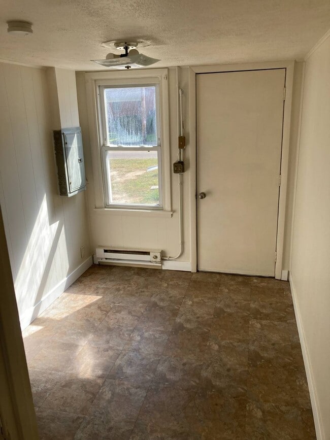 Building Photo - 1625 Navarre Rd SW