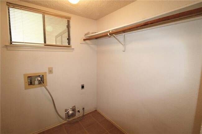 Building Photo - 15706 Racine Cove
