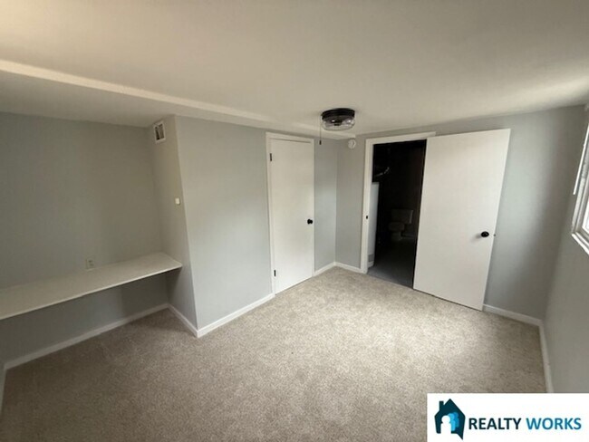 Building Photo - Charming 3-Bedroom, 1.5-Bath Home in Central Lincoln