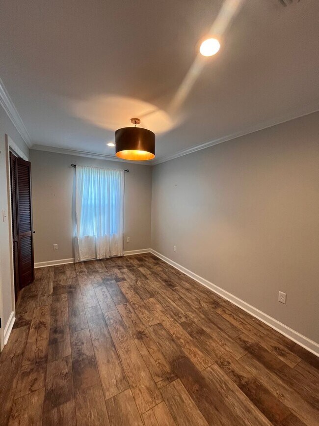 Building Photo - Beautiful lake front home in Lake Park