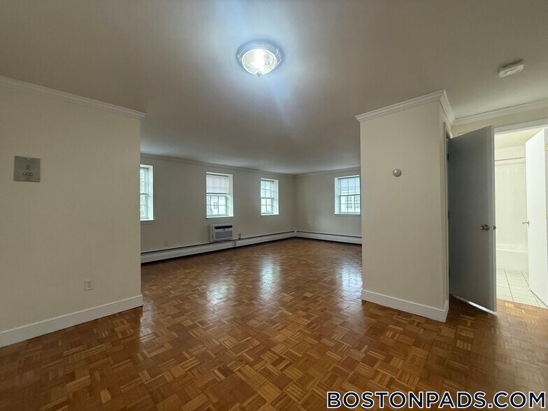 Building Photo - 36 Worthen Rd E