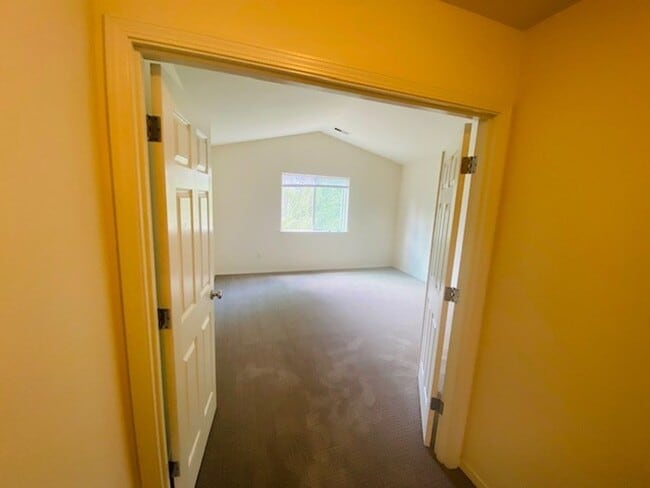 Building Photo - Charming and Spacious Home