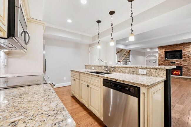 Building Photo - 7015 Blackthorn Ln