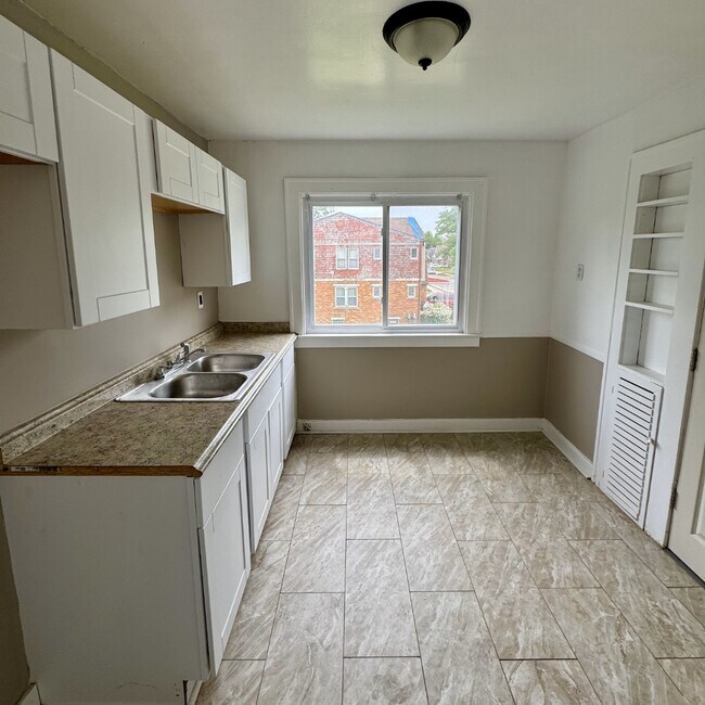 Building Photo - Now Leasing!!! 16730 Woodingham Dr, Detroi...