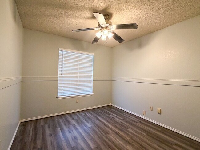 Building Photo - Charming 3/2/2 Located on a Cul-de-sac in South Lubbock.