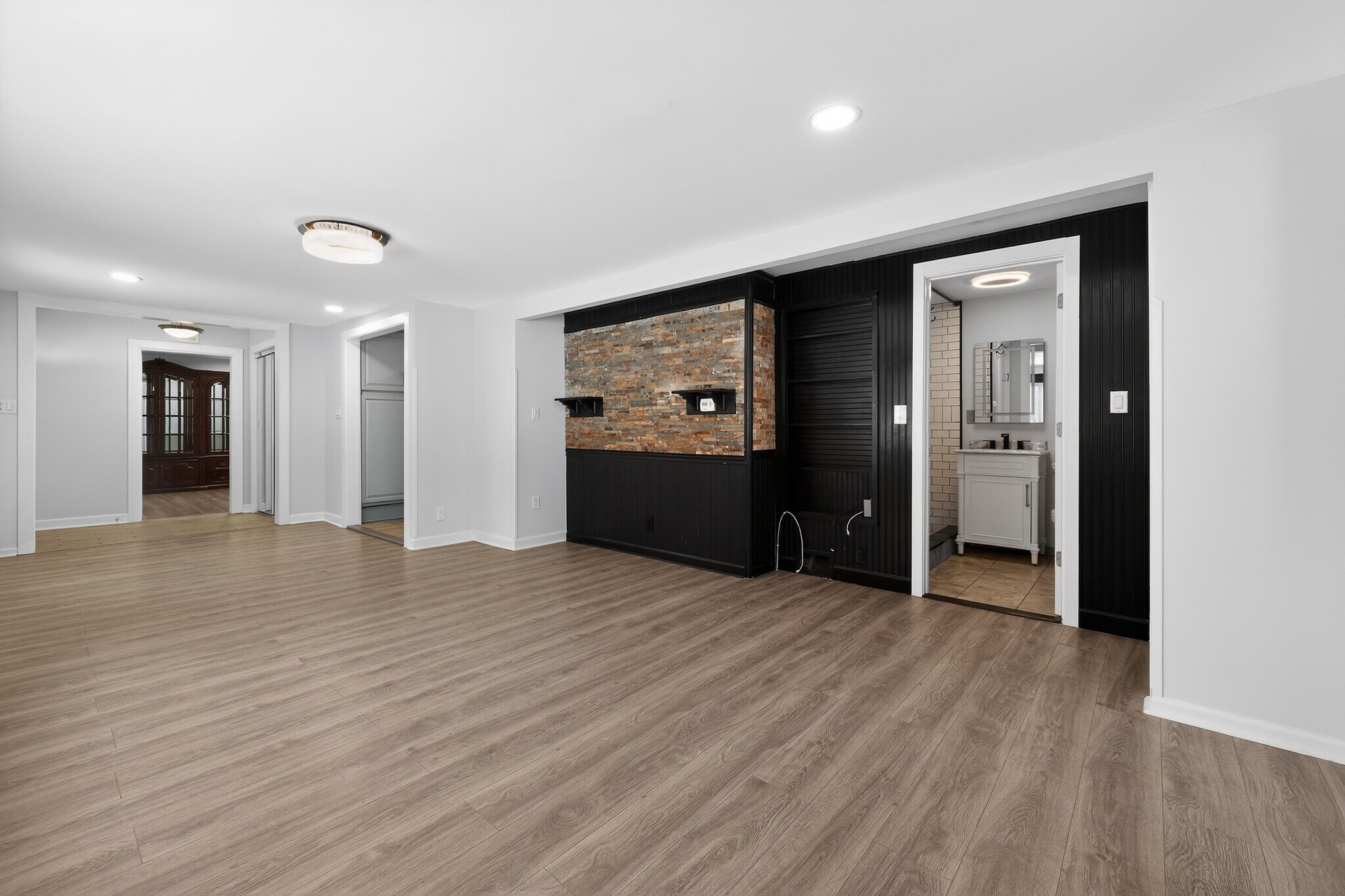 Building Photo - 615 Monroe Tpke