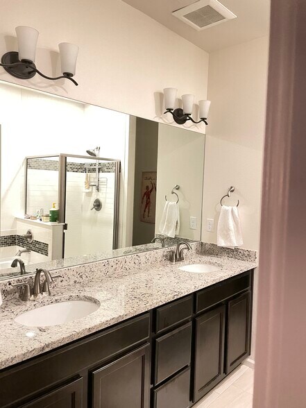 Ensuite bathroom - 15102 E Batavia Pl