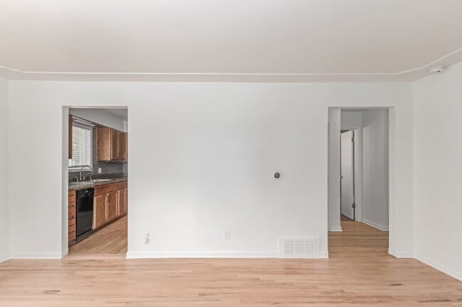 Building Photo - Charming Upper Unit Duplex in the Heart of Englewood!