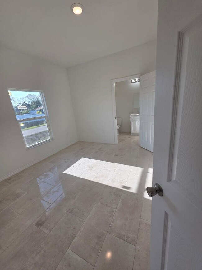 Building Photo - ASK US HOW TO GET FREE RENT!!-Brand New Co...