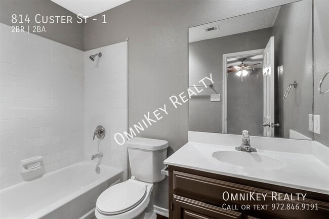 Building Photo - 814 Custer St