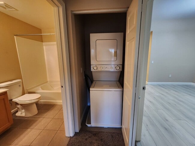 Building Photo - Great Park Ave Condo Unit!