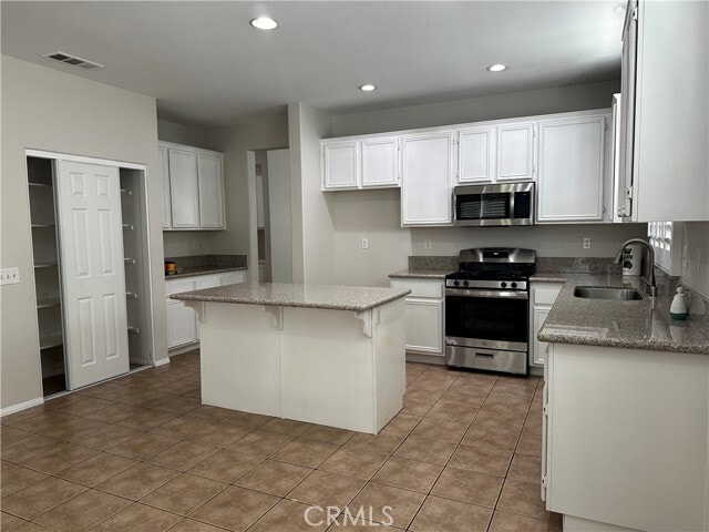 Building Photo - 15387 Avenida Fiesta