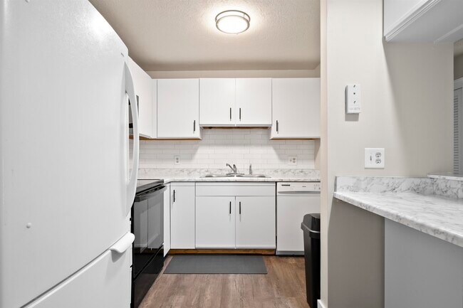 Building Photo - 1 Timberwood Dr