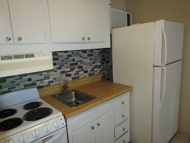 Building Photo - 2008 Hillside Dr S