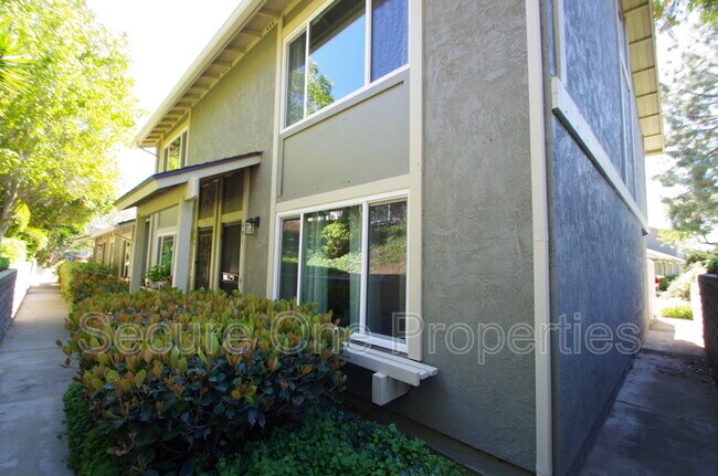 Building Photo - 491 Serento Cir