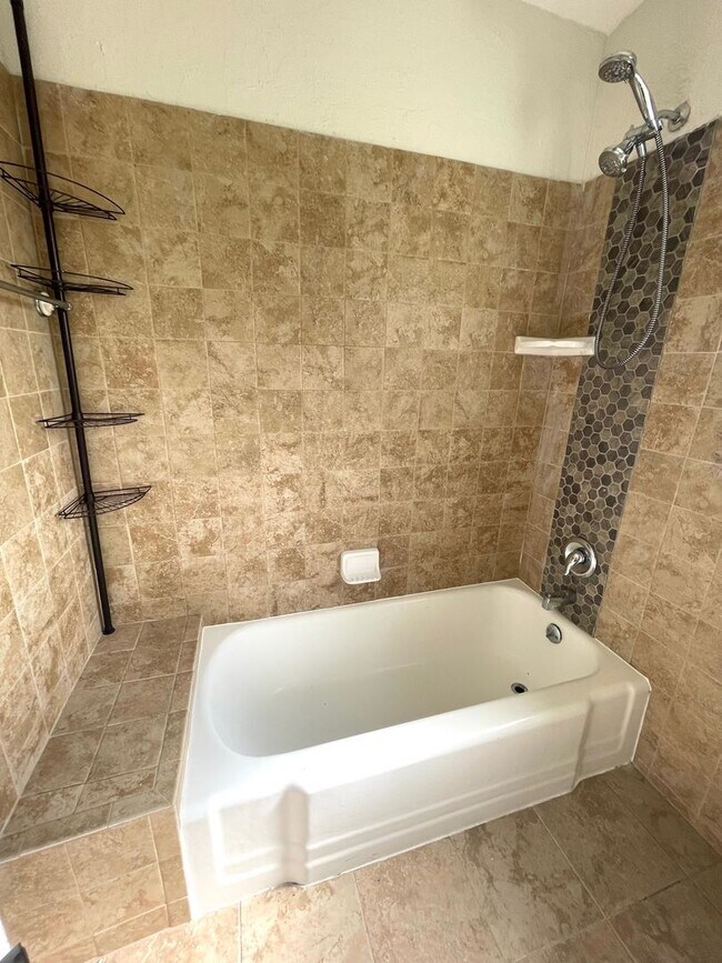 Building Photo - Spacious 2 Bed/2Bath House for Rent in West Bradenton