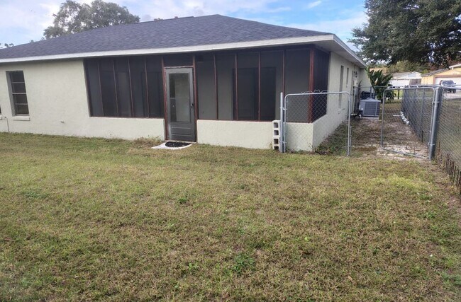 Building Photo - 437 Short Dr
