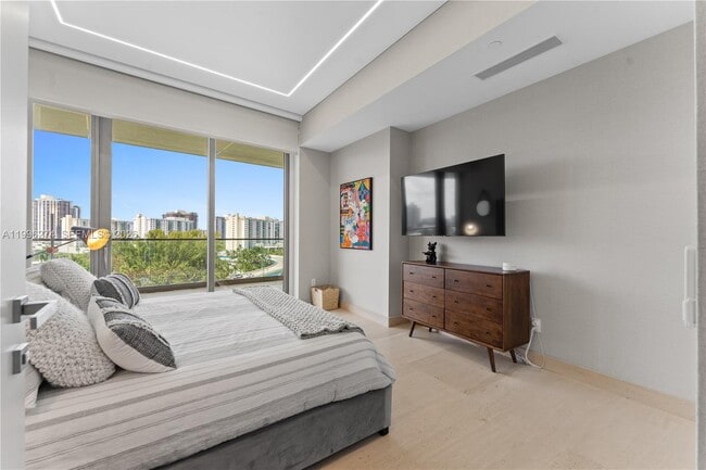 Building Photo - 18975 Collins Ave